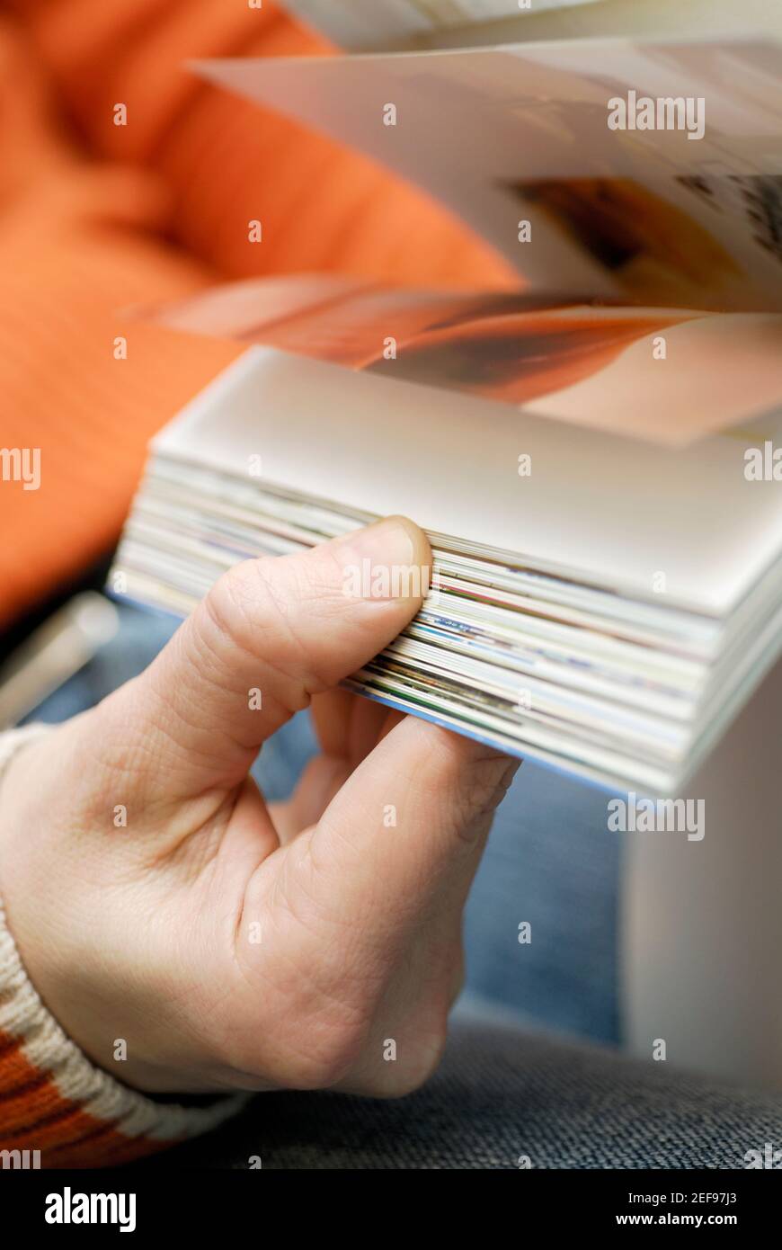 Primo piano di una mano di personÅ½s che tiene un libro Foto Stock