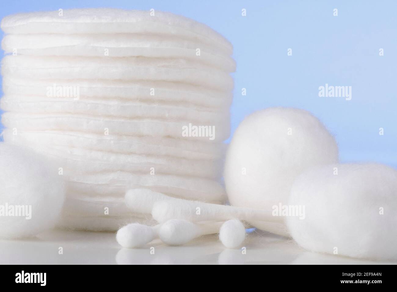 Primo piano di bastoncini di cotone con batuffoli di cotone Foto Stock