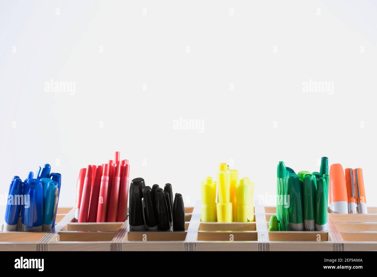 Primo piano delle penne colorate nei supporti delle penne Foto Stock