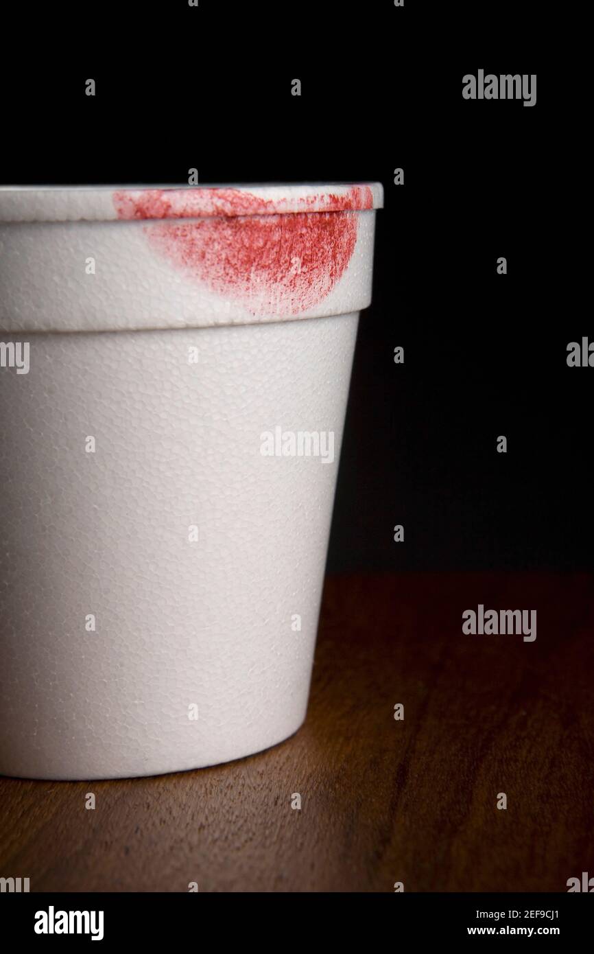 Primo piano di un segno del rossetto sulla tazza monouso Foto stock - Alamy