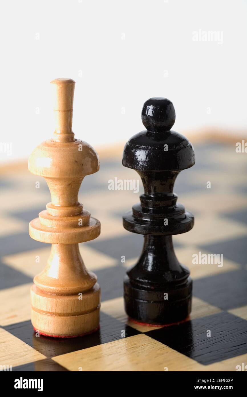 Primo piano di un Vescovo e di una Regina su una scacchiera Foto Stock