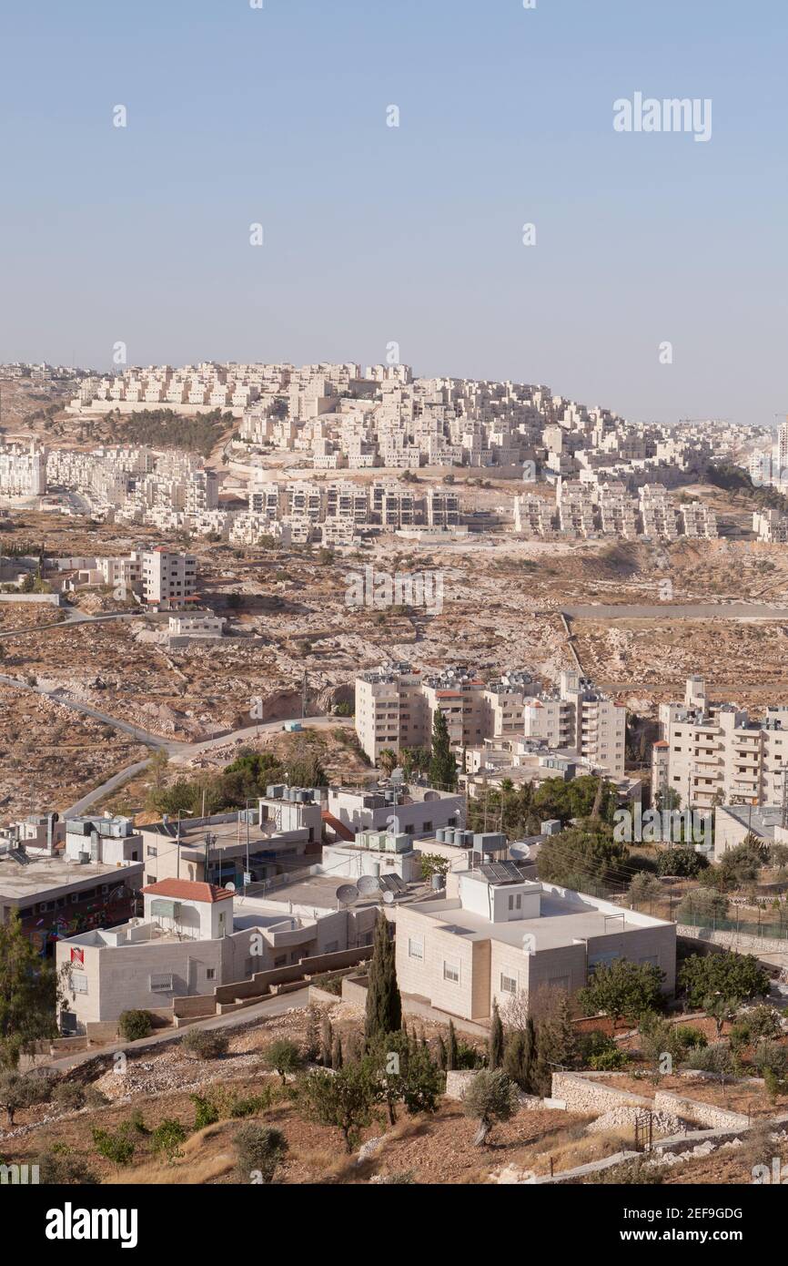 Har Homa, insediamento ebraico situato in cima alla collina, visto da Betlemme, Palestina Foto Stock