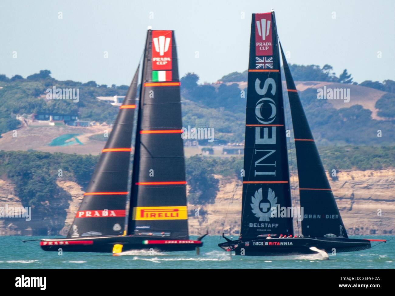 Auckland, Nuova Zelanda, 17 febbraio 2021 - il team italiano Luna Rossa Prada Pirelli, co-aiutata da Francesco Bruni e Jimmy Spithill e INEOS Team UK, seguito da Sir ben Ainslie, Passarsi l'un l'altro durante l'allenamento sul porto Waitemata di Auckland prima della prossima gara della Prada Cup Final, che è stata posticipata a causa di un blocco Covid-19 nella regione di Auckland. Credit: Rob Taggart/Alamy Live News Foto Stock