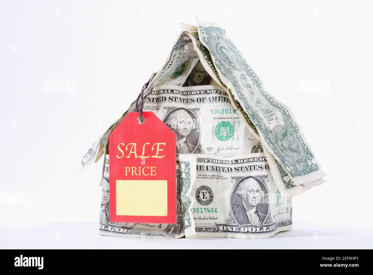 Vendita tag attaccato con una casa in miniatura composto da Conti in dollari USA Foto Stock