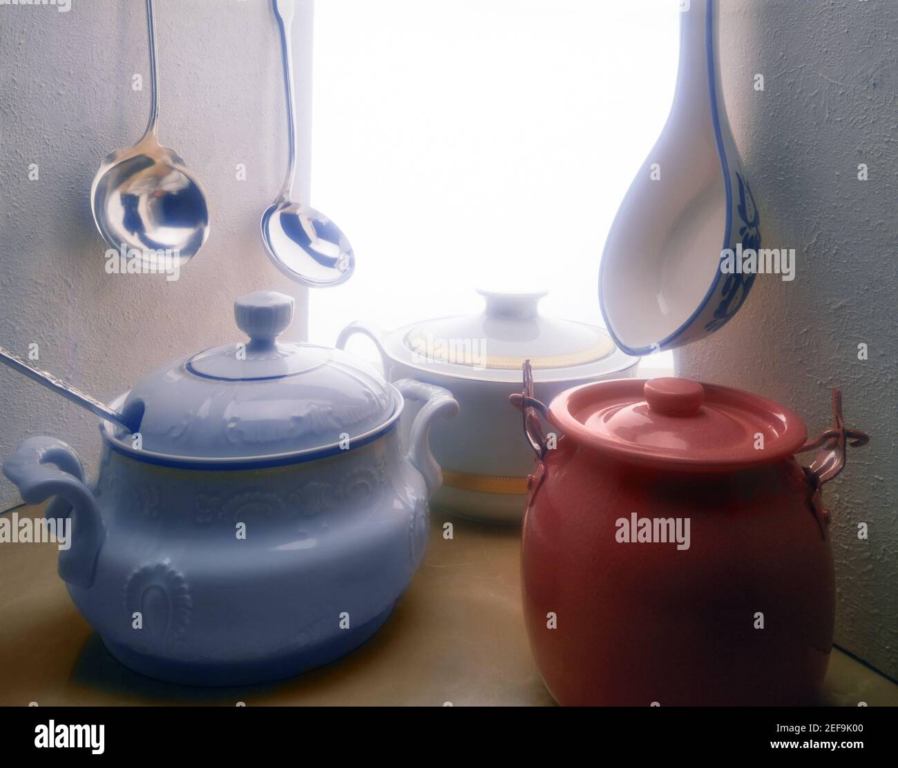 Contenitori in ceramica assortiti Foto Stock