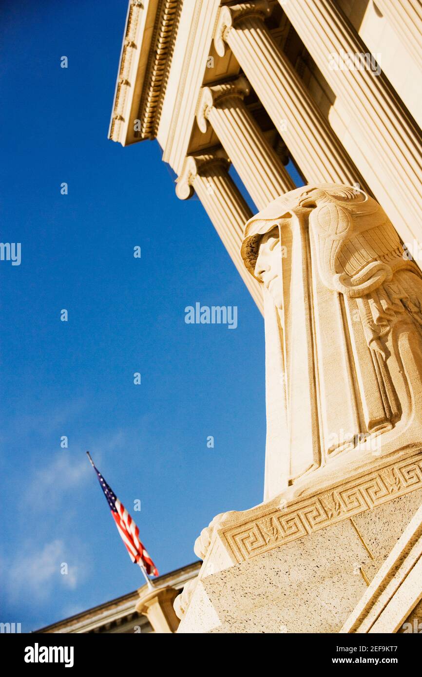 Bandiera americana di fronte ad un edificio Foto Stock