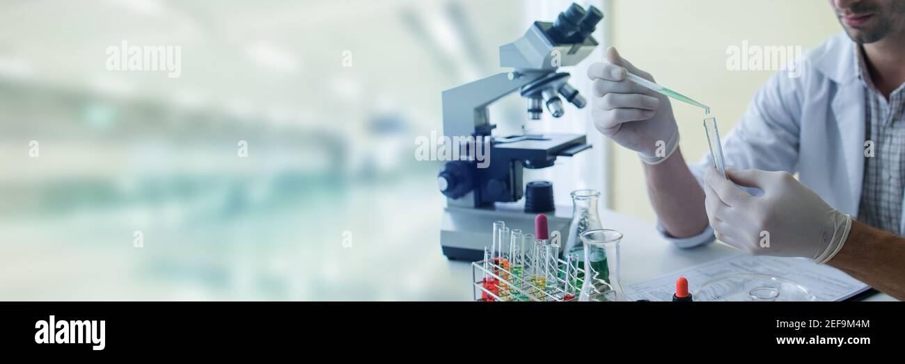 Scienziati di laboratorio in un generale che conduce la ricerca. Chimico o medico ricerca e test farmaci antiretrovirali e trovare informazioni su laptop , come Foto Stock