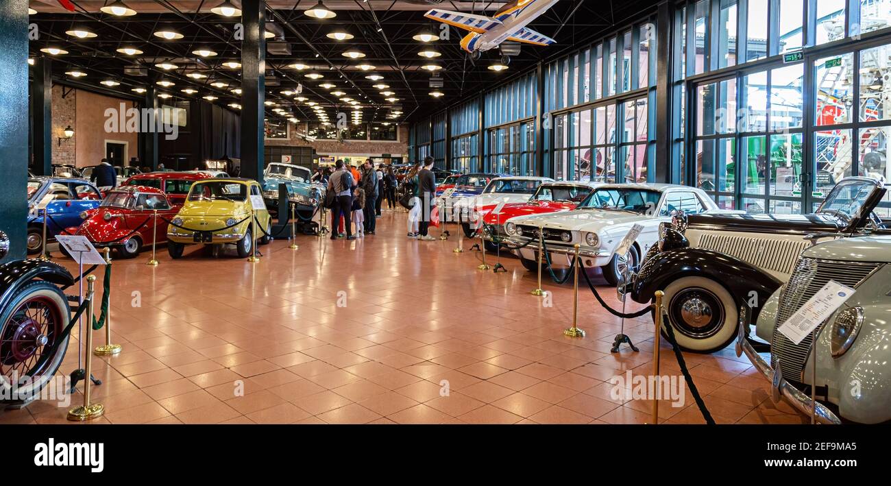 Istanbul, Turchia, 23 marzo 2019: Auto classiche al Museo industriale Rahmi M. Koc. Sala di auto d'epoca nostalgica e d'epoca Foto Stock