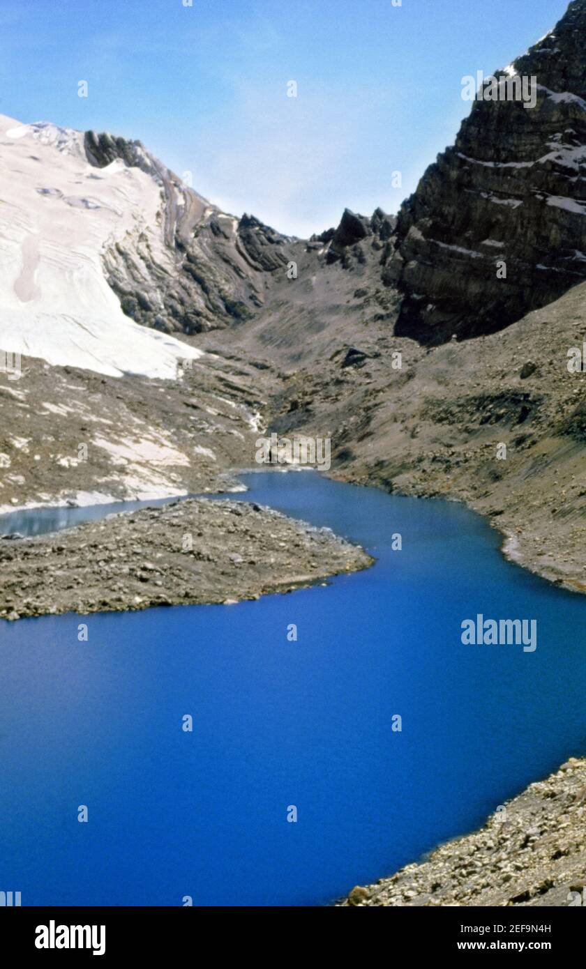 Vista ad alto angolo di un laghetto circondato da montagne Foto Stock