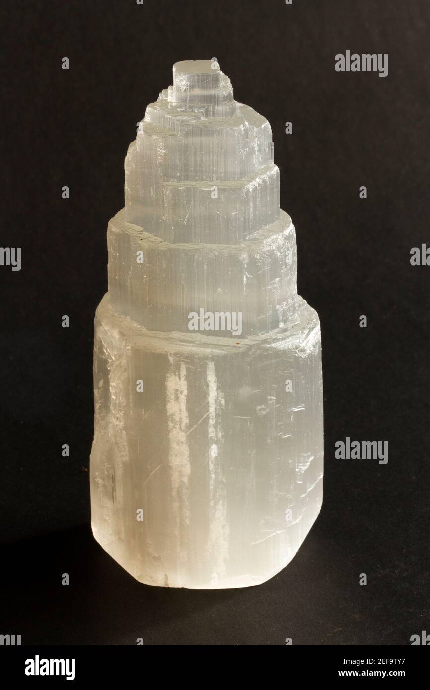 La forma più comune del minerale è il gesso è la selenite. Questa gemma morbida è stata scolpita e usata per scopi medicinali fin dai tempi antichi, quando Foto Stock