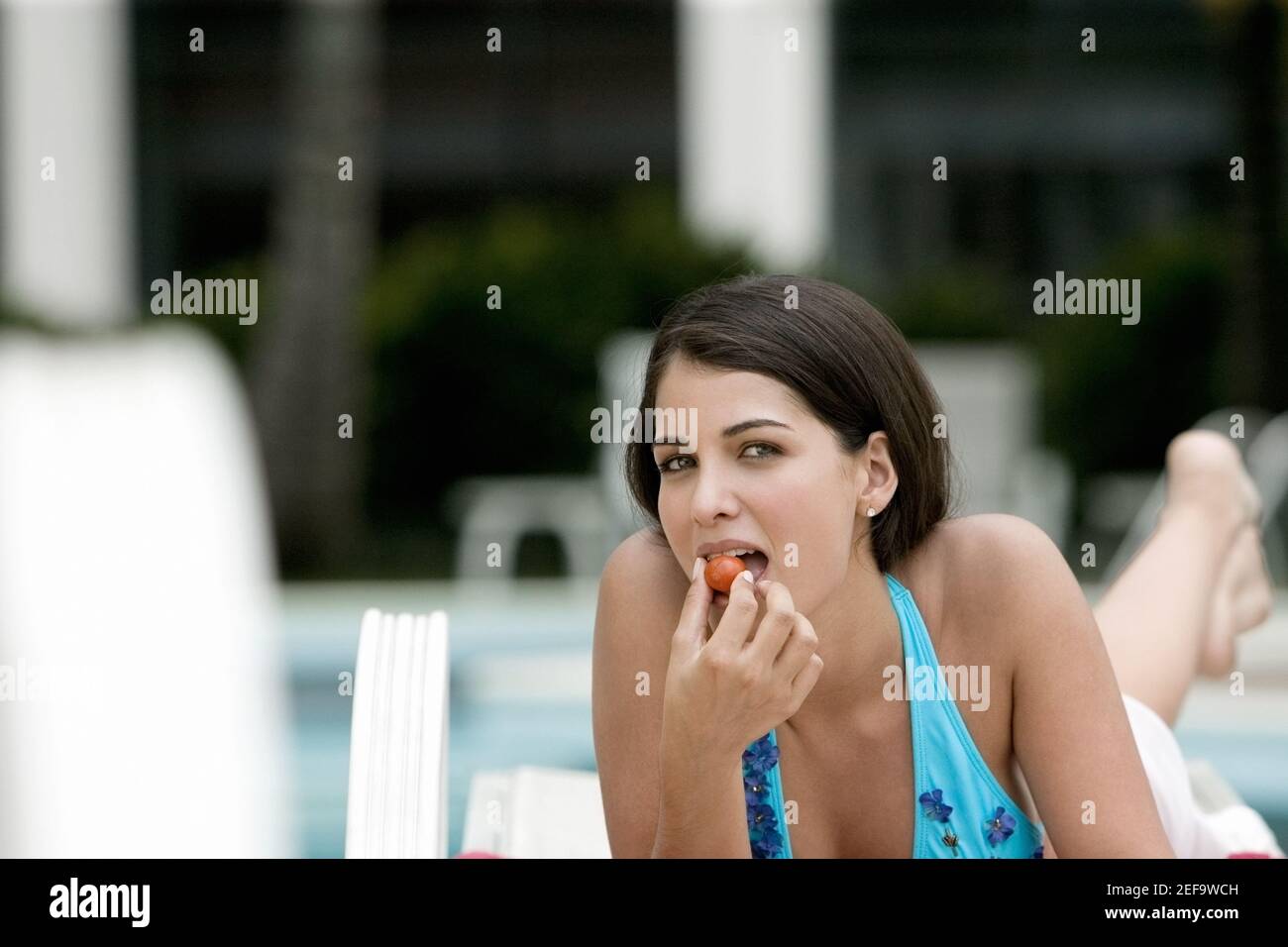 Primo piano di una giovane donna che ha un pasto Foto Stock