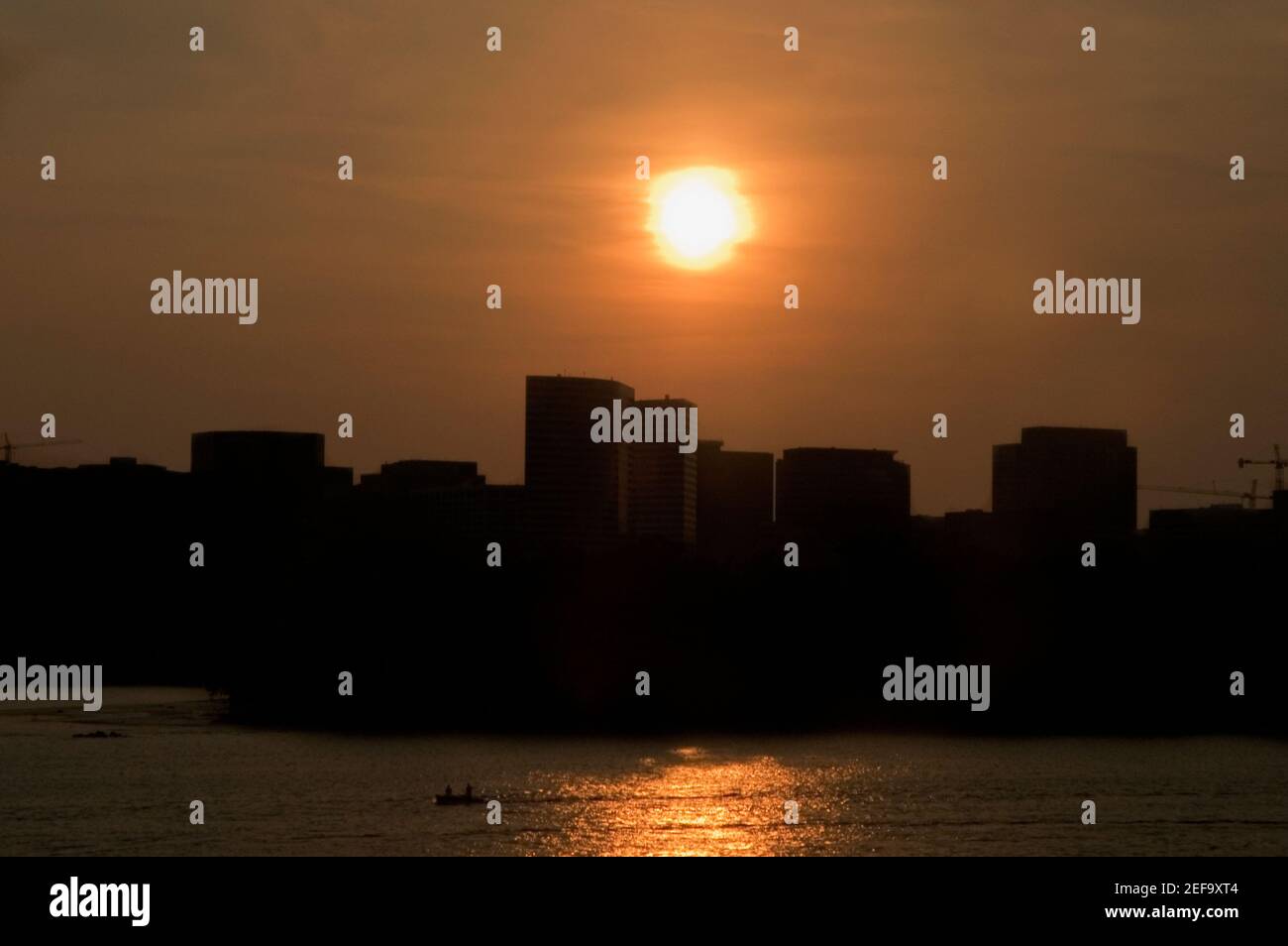 Silhouette di edifici al crepuscolo Foto Stock