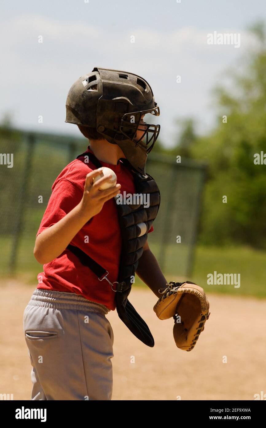 Profilo laterale di un catcher da baseball che lancia un baseball Foto Stock