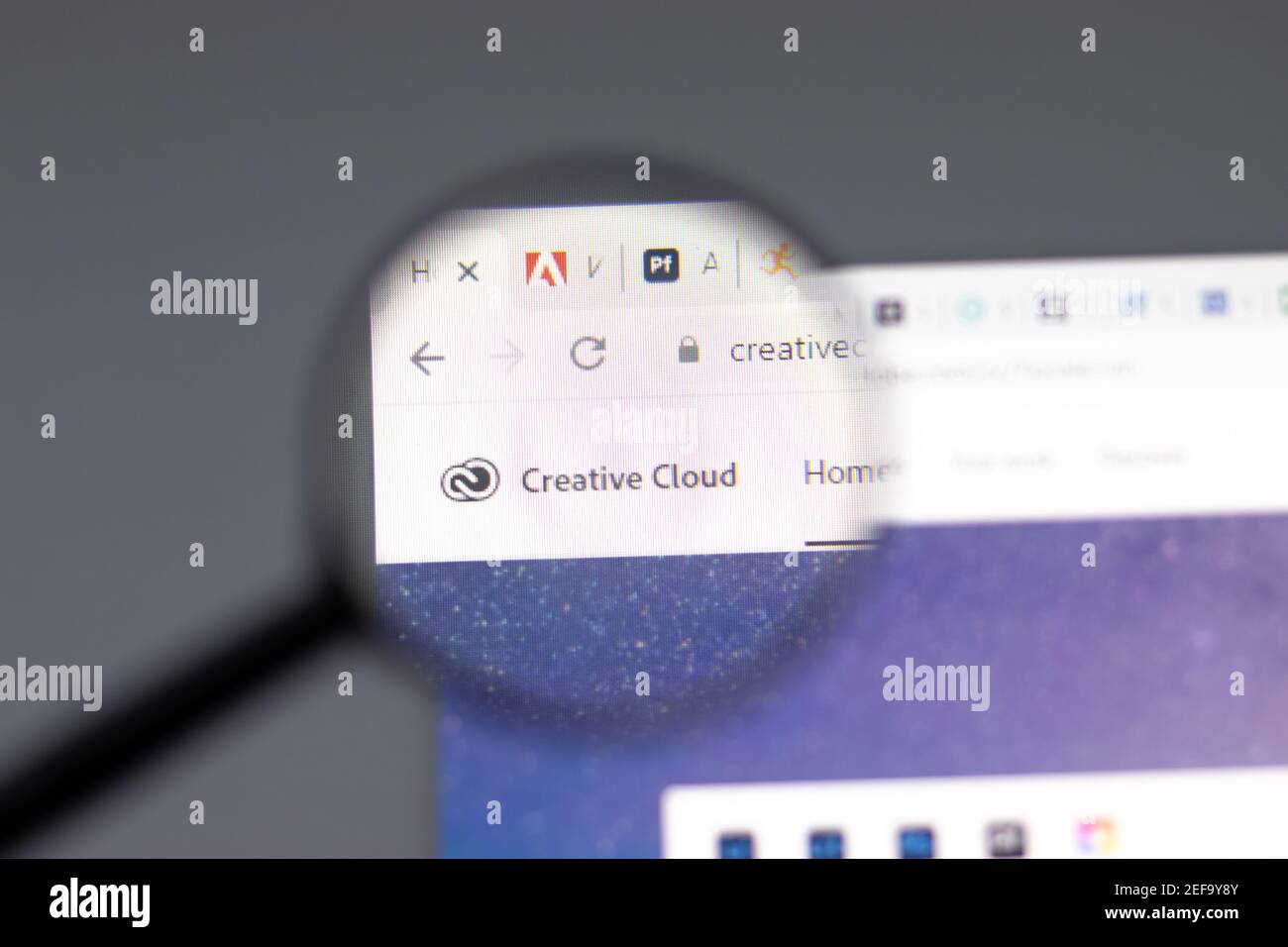 New York, USA - 15 Febbraio 2021: Sito web Creative Cloud nel browser con logo aziendale, editoriale illustrativo Foto Stock