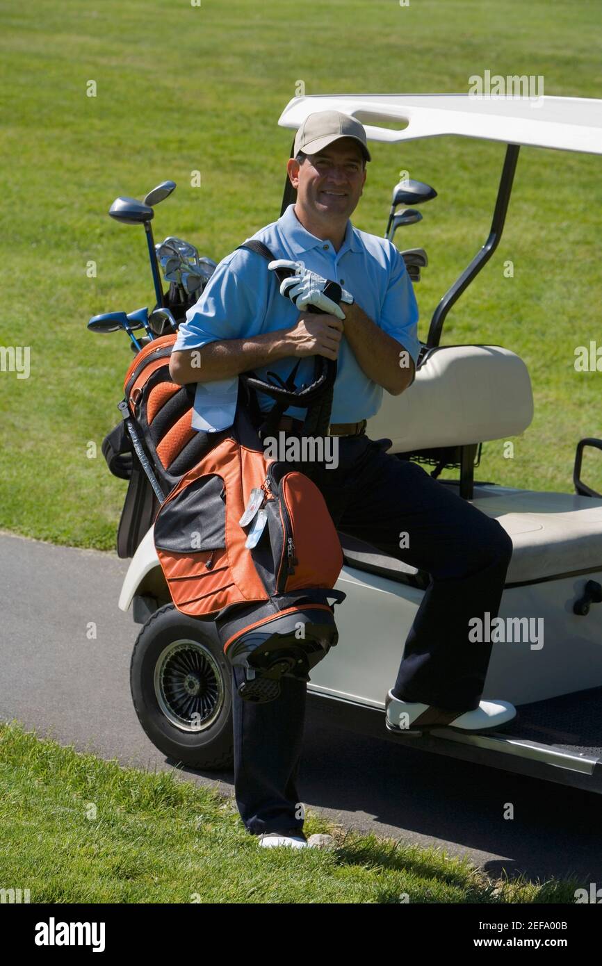 Ritratto di un uomo maturo che porta una borsa da golf Foto Stock