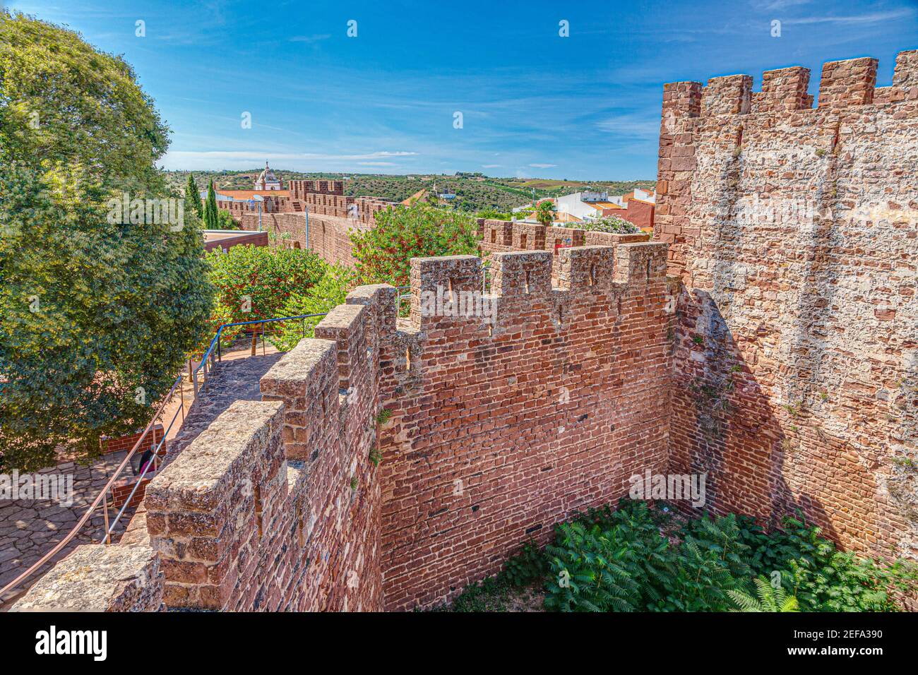 Vista sull'imponente parete esterna di Castelo de Silves in Portogallo Foto Stock