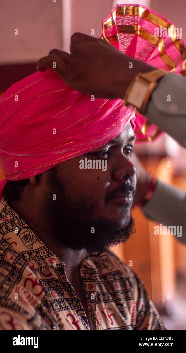 THANE, INDIA - Feb 06, 2021: Uomo avvertimento feta costume indiano abbigliamento etnico Foto Stock