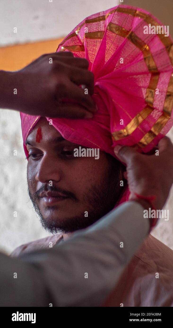 THANE, INDIA - Feb 06, 2021: Uomo avvertimento feta costume indiano abbigliamento etnico Foto Stock