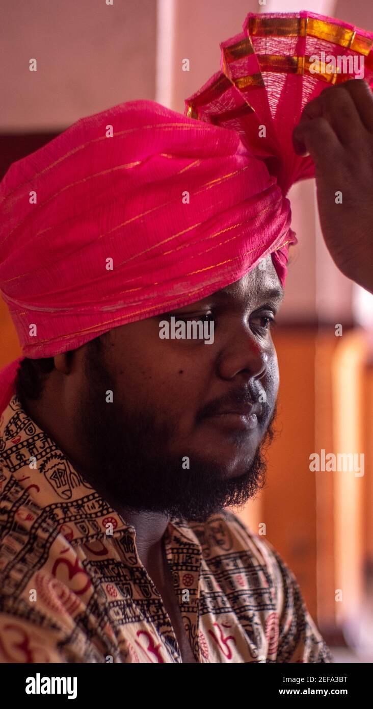 THANE, INDIA - Feb 06, 2021: Uomo avvertimento feta costume indiano abbigliamento etnico Foto Stock