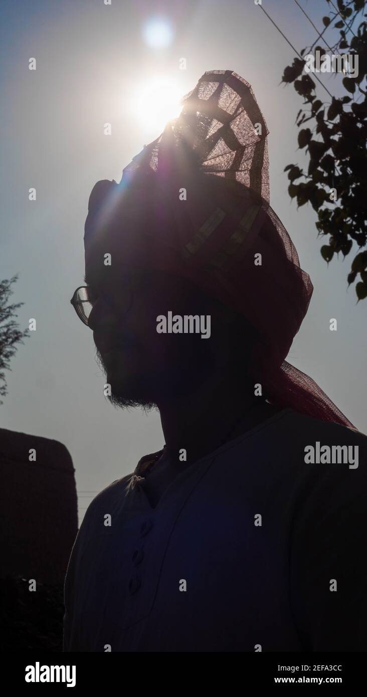 THANE, INDIA - Feb 06, 2021: Uomo avvertimento feta costume indiano abbigliamento etnico Foto Stock