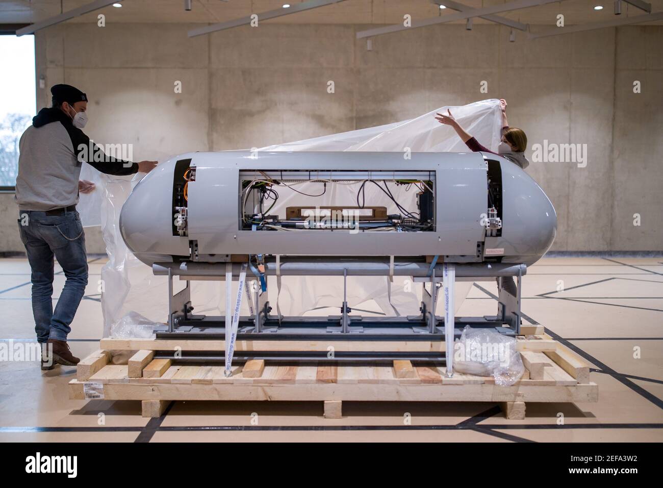 Norimberga, Germania. 16 Feb 2021. Un CargoCap, un sistema automatizzato di trasporto sotterraneo per il trasporto merci che finora è esistito solo come bozza, è esposto al Zukunftsmuseum, la filiale del Deutsches Museum di Monaco. Il museo, con poco meno di 3,000 metri quadrati di spazio espositivo, vuole rendere tangibili i temi futuri e discuterli da un punto di vista etico. Credit: Daniel Karmann/dpa/Alamy Live News Foto Stock