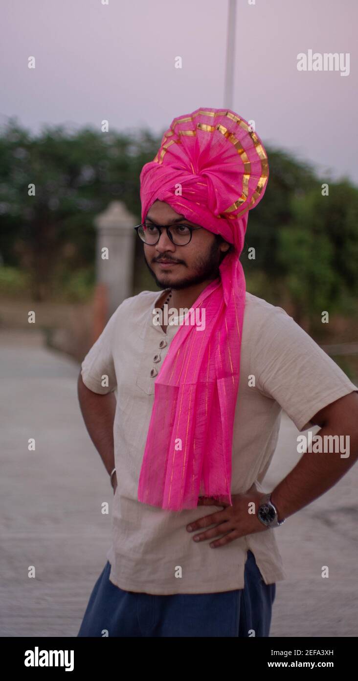 THANE, INDIA - Feb 06, 2021: Uomo avvertimento feta costume indiano abbigliamento etnico Foto Stock