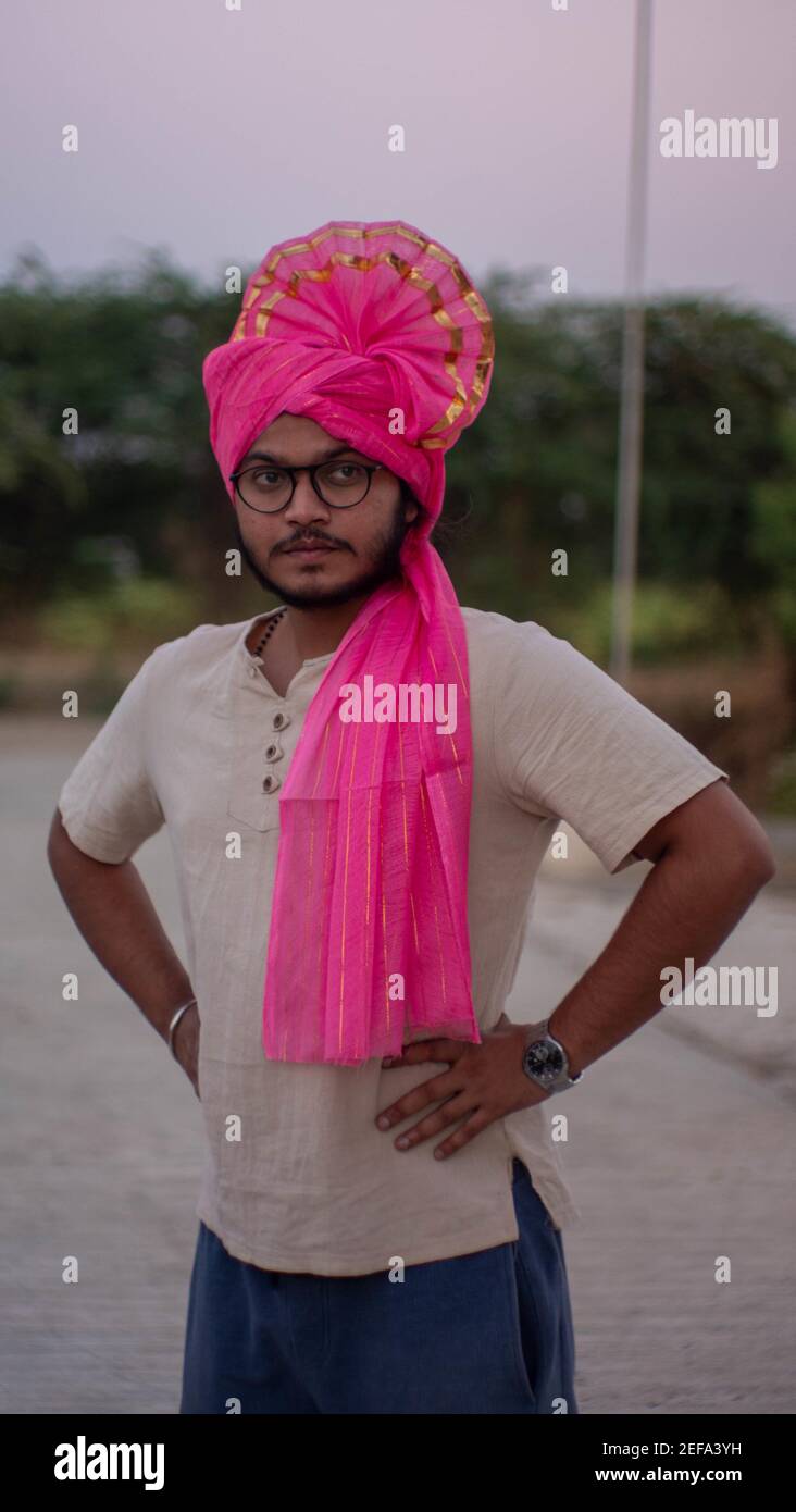 THANE, INDIA - Feb 06, 2021: Uomo avvertimento feta costume indiano abbigliamento etnico Foto Stock