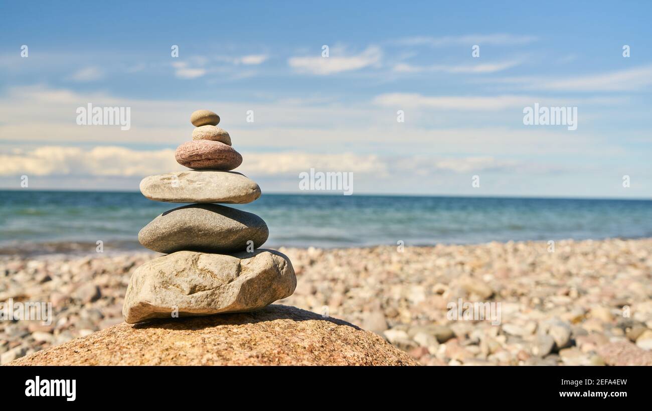 Feng Shui e Zen concetto con stack di pietre su La spiaggia sul Mar Baltico Foto Stock