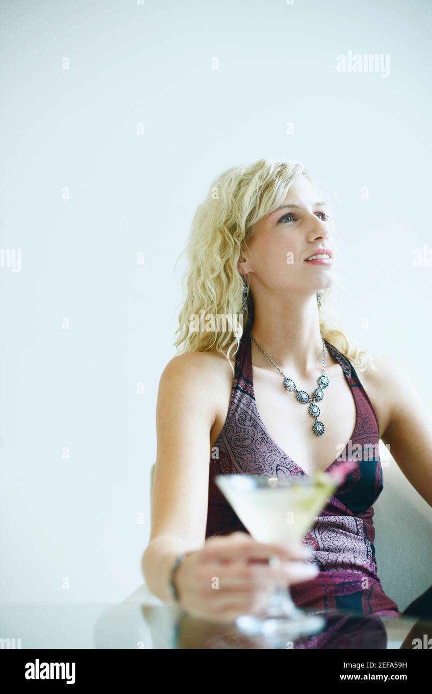 Giovane donna tenendo un martini Foto Stock