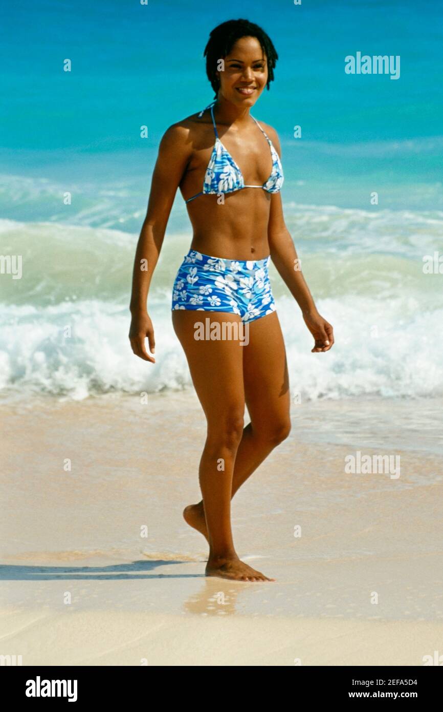 Donna in bikini, Spiaggia di archi naturali, Bermuda Foto Stock