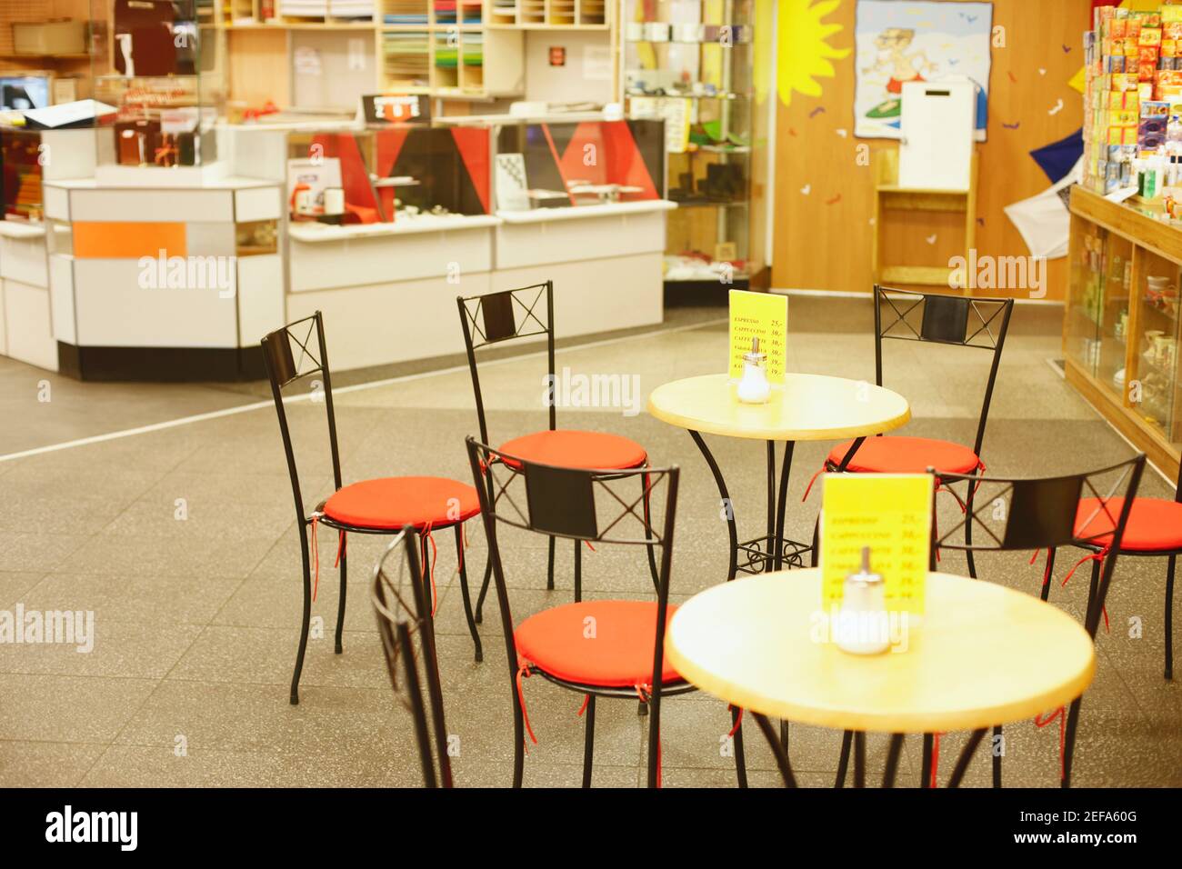 Sedie e tavoli in un caffè Foto Stock