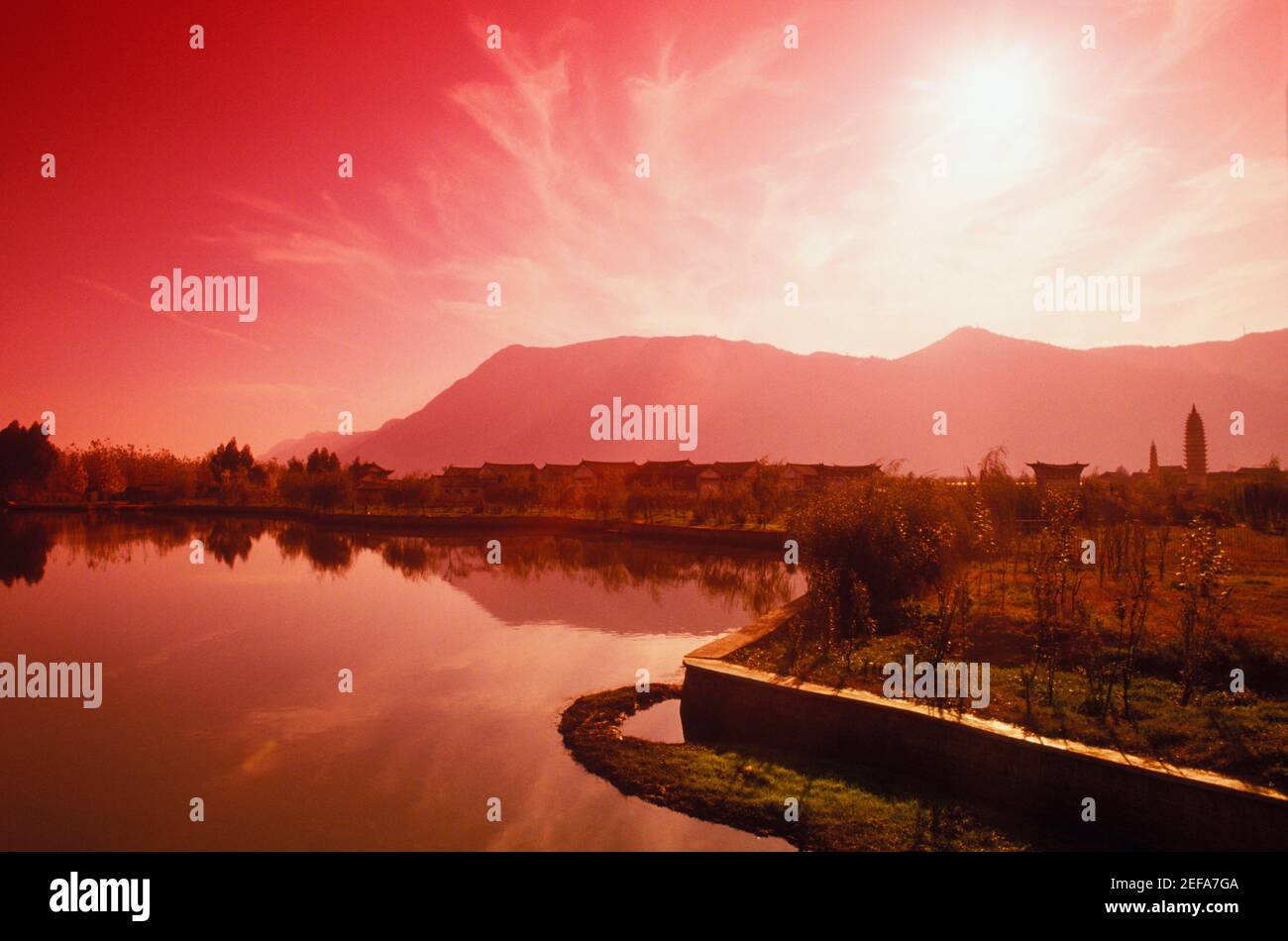 Vista ad alto angolo di una città sul lago, Cina Foto Stock
