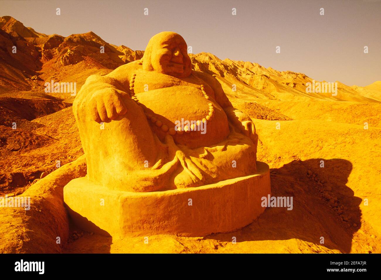 Vista ad angolo basso di una scultura di Buddha, Cina Foto Stock