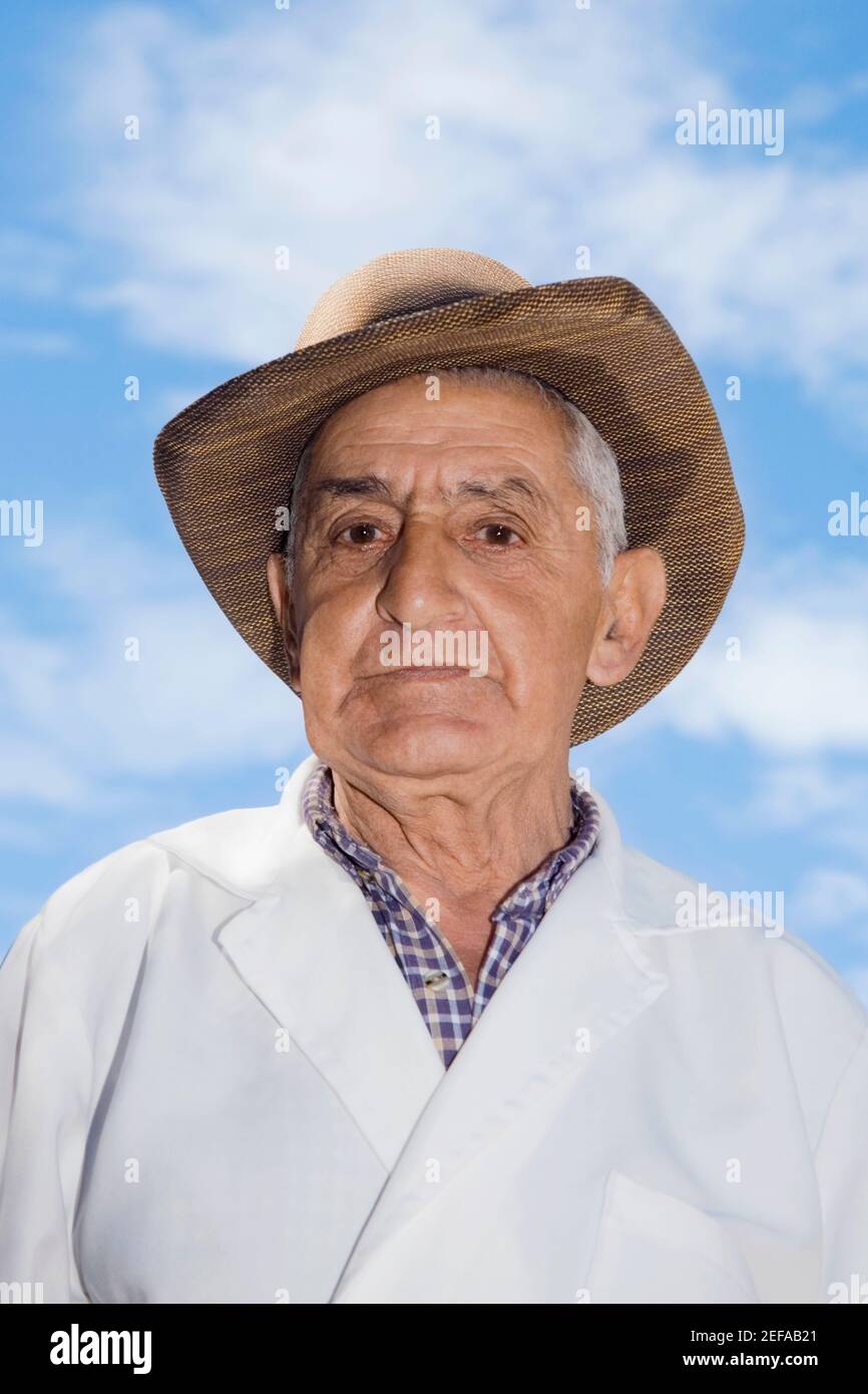 Ritratto di un uomo anziano cercando gravi Foto Stock