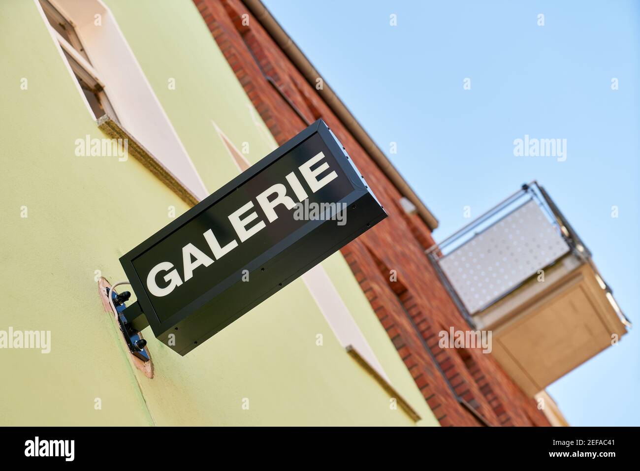 Segno di una galleria sull'edificio come annuncio per commercio d'arte in città Foto Stock