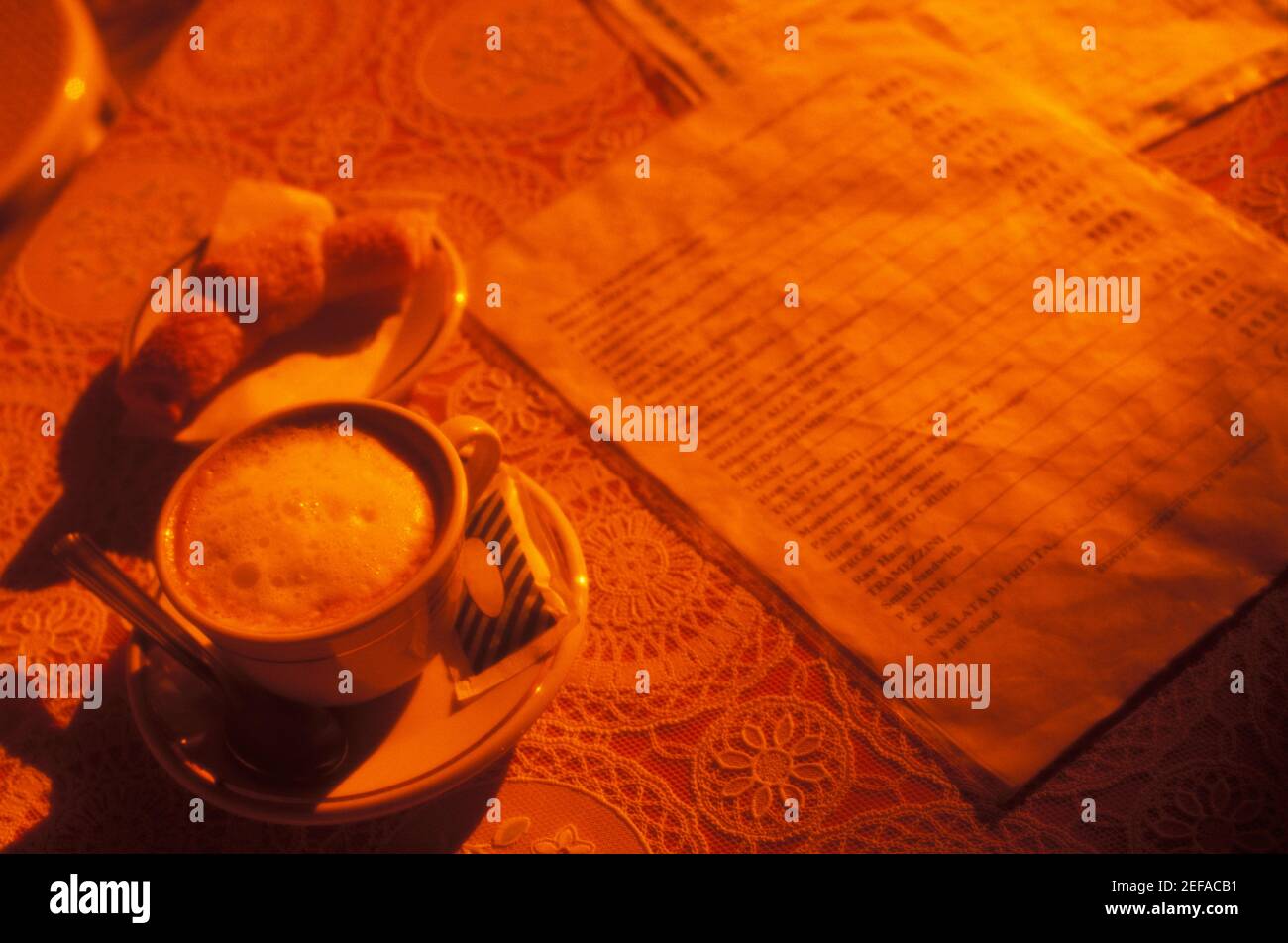 Primo piano di una tazza di tè con un menu su il tavolo Foto Stock