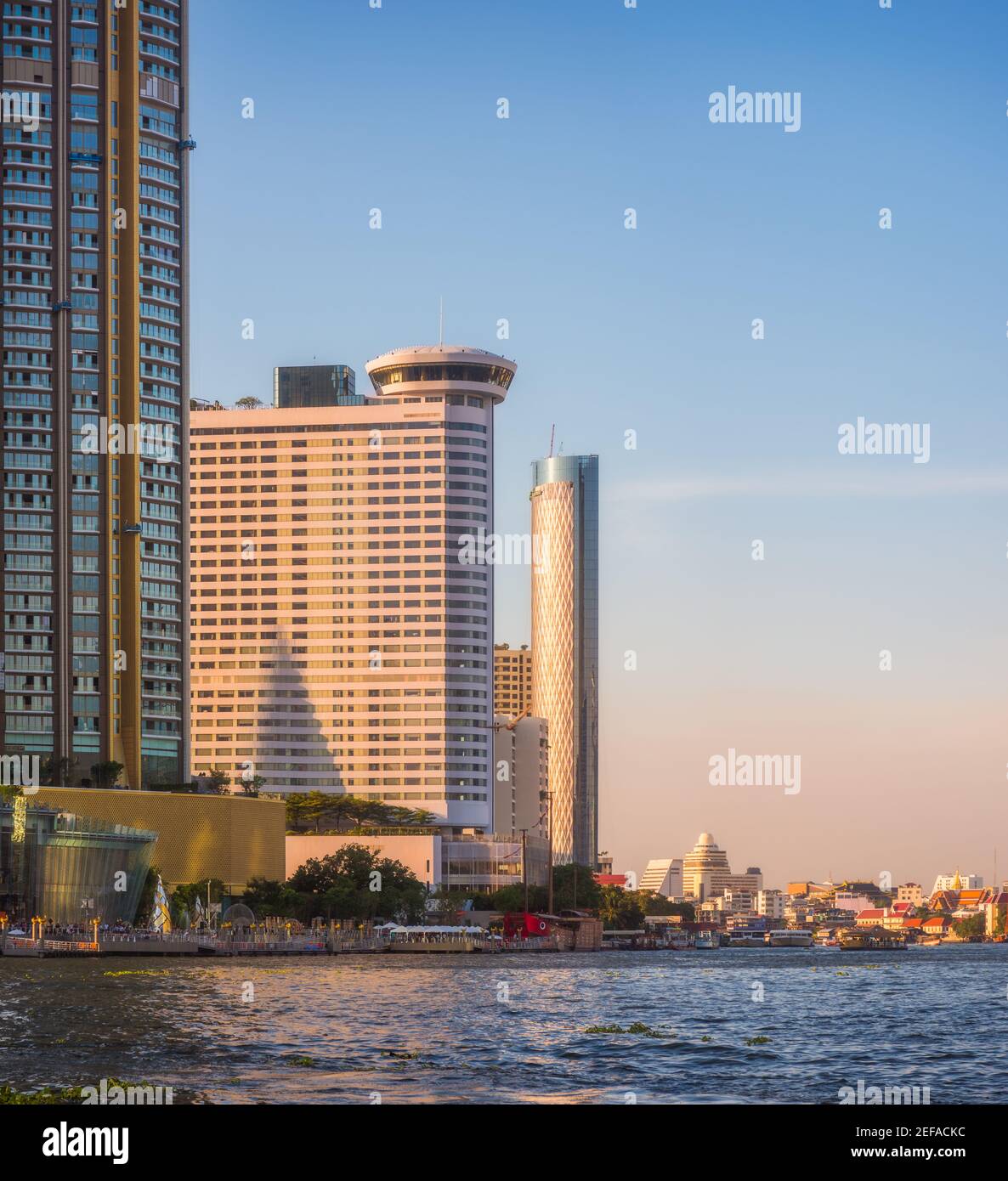 Alti edifici sulla riva del fiume Chao Phraya, Bangkok, Thailandia Foto Stock
