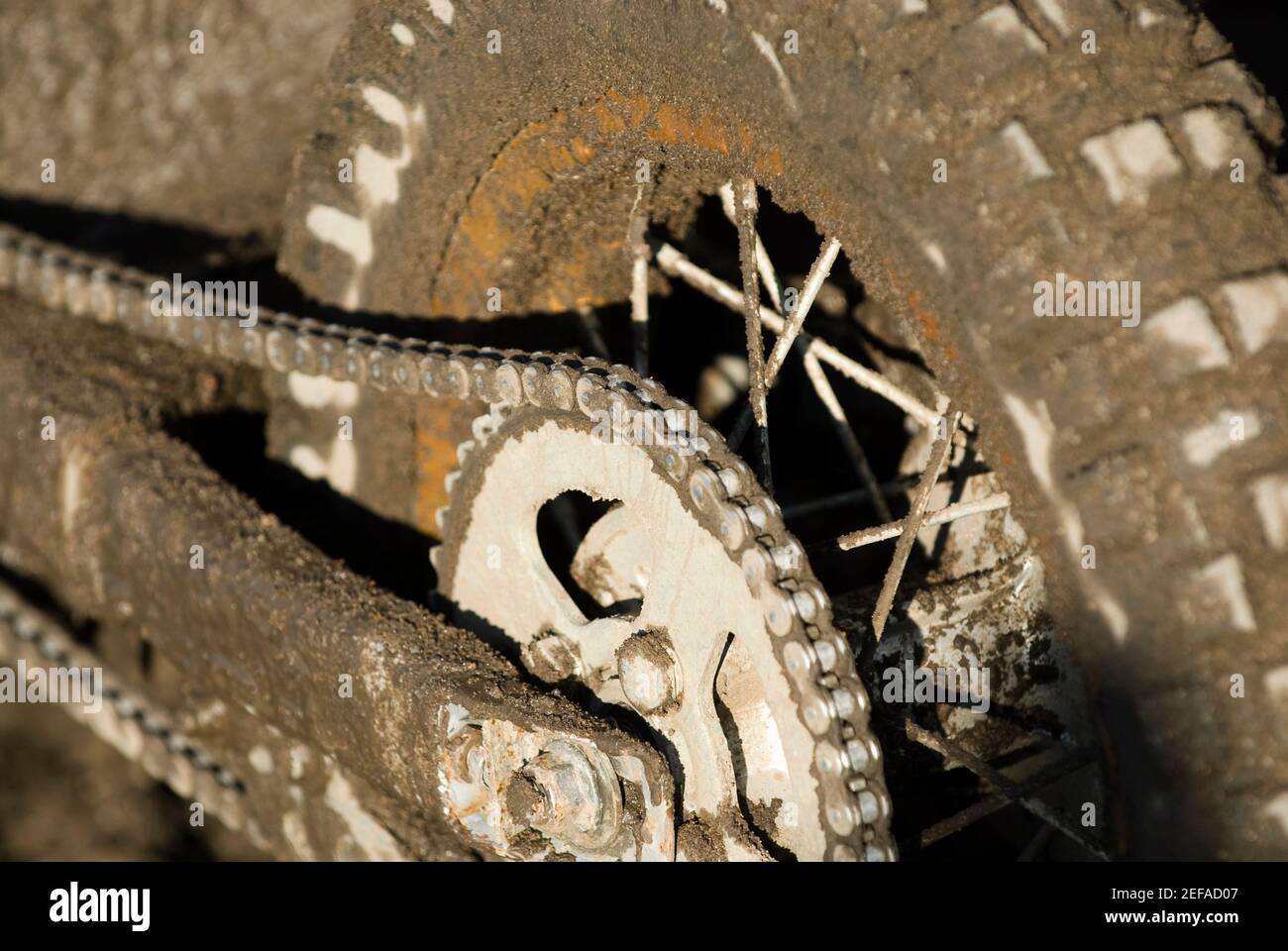 Primo piano di una catena di motociclette ricoperta di sporcizia Foto Stock