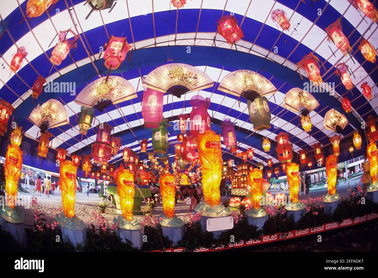 Vista ad angolo basso delle lanterne appese su un soffitto in un tempio, Singapore Foto Stock