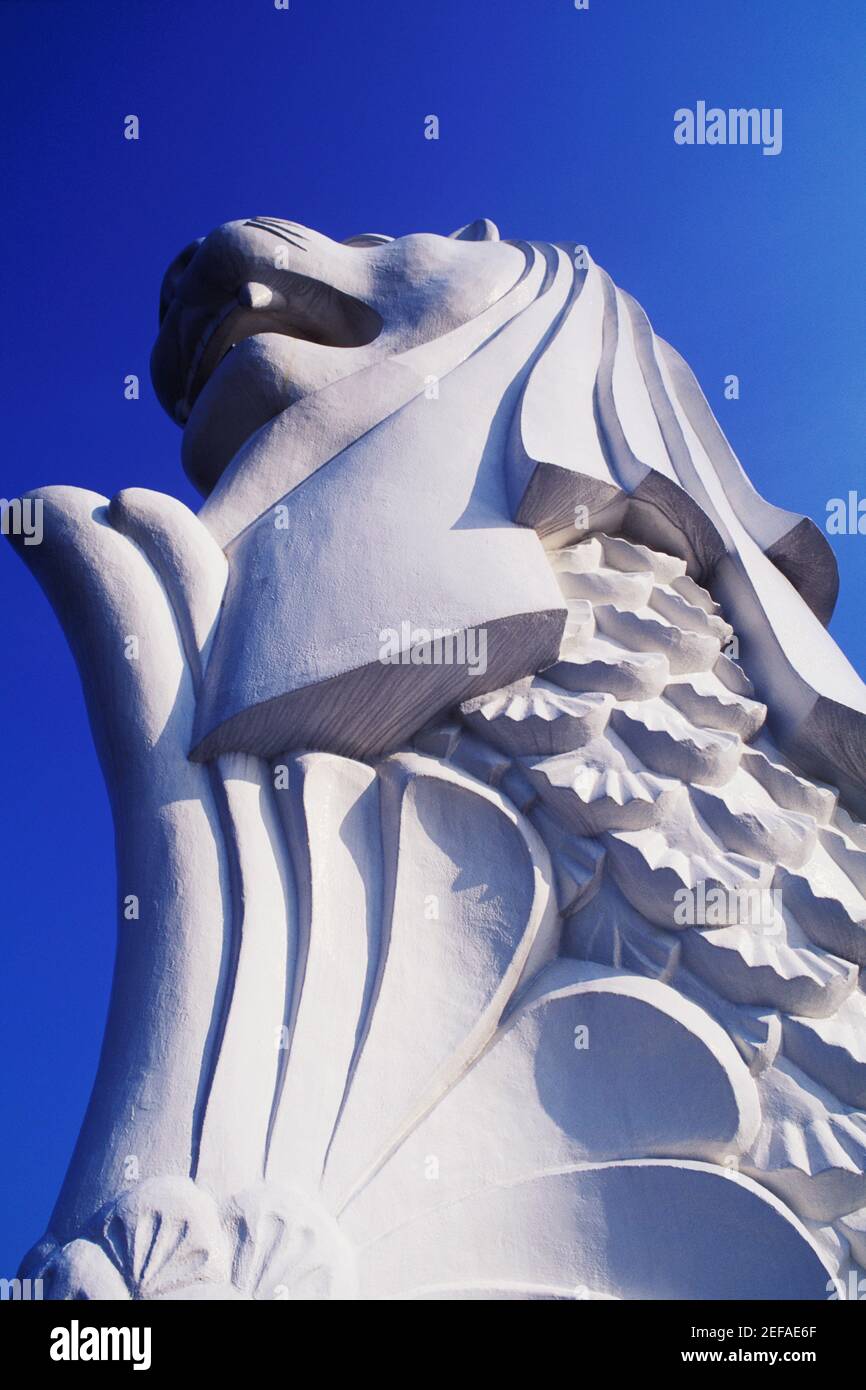 Vista ad angolo basso della statua di un leone, Singapore Foto Stock