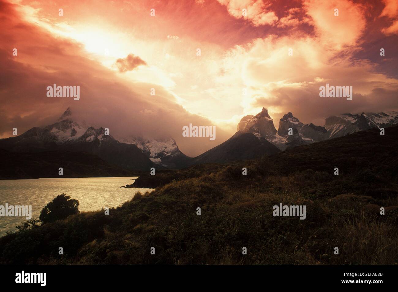 Nuvole piovose sulle montagne al crepuscolo Foto Stock