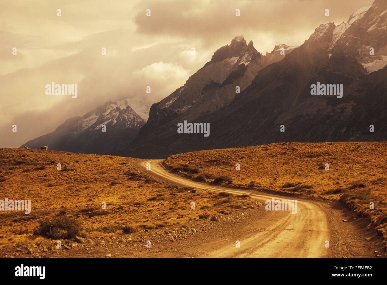 Strada sterrata attraverso un paesaggio Foto Stock