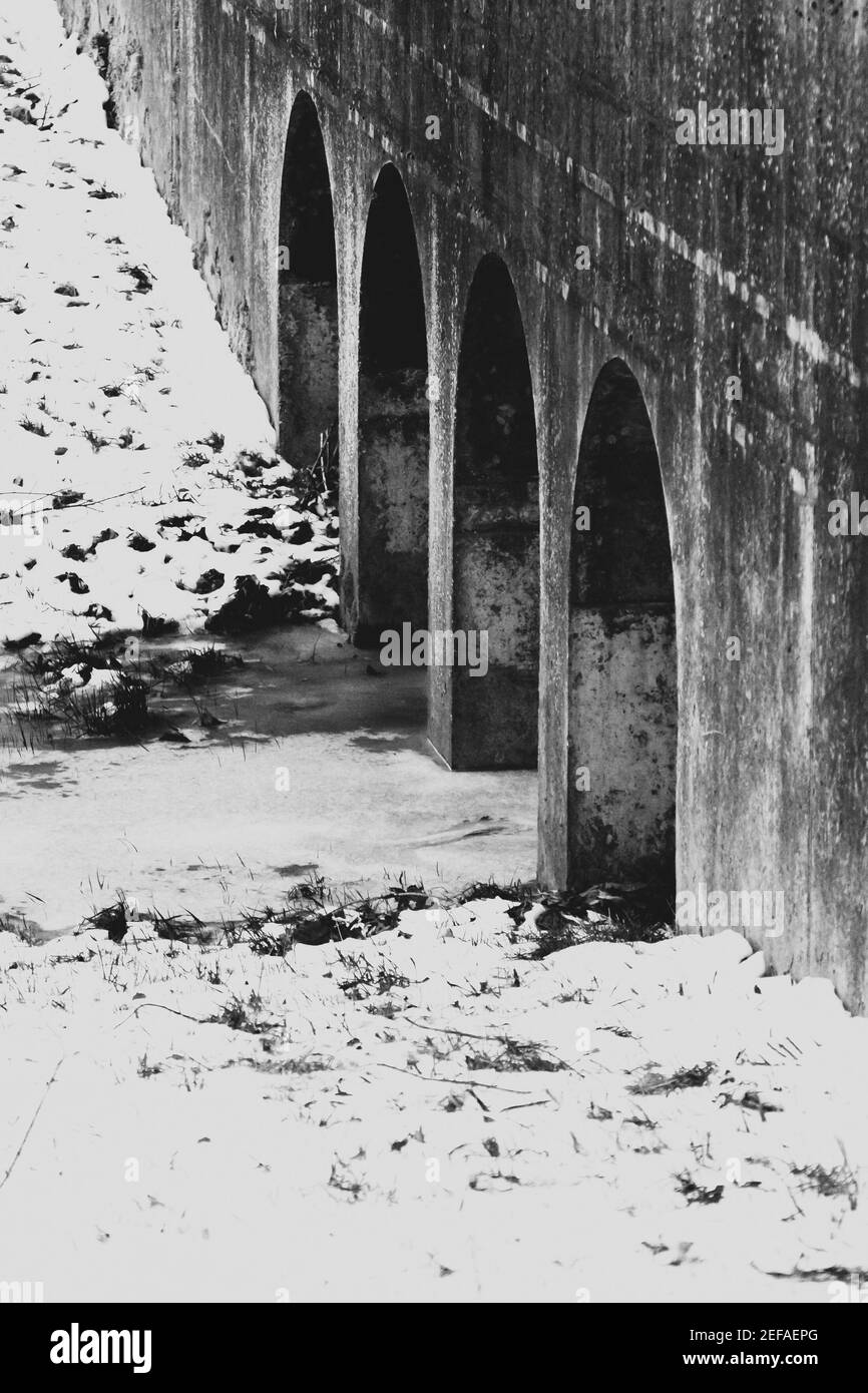 piccolo viadotto nel parco locale dopo la neve. Foto Stock