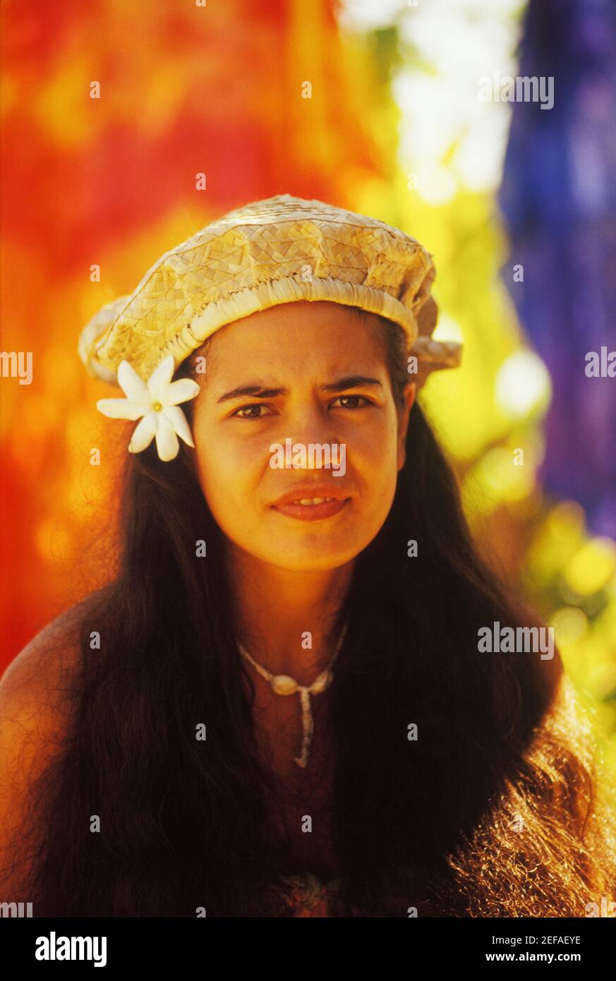 Ritratto di una giovane donna che indossa un cappuccio, Hawaii, USA Foto Stock