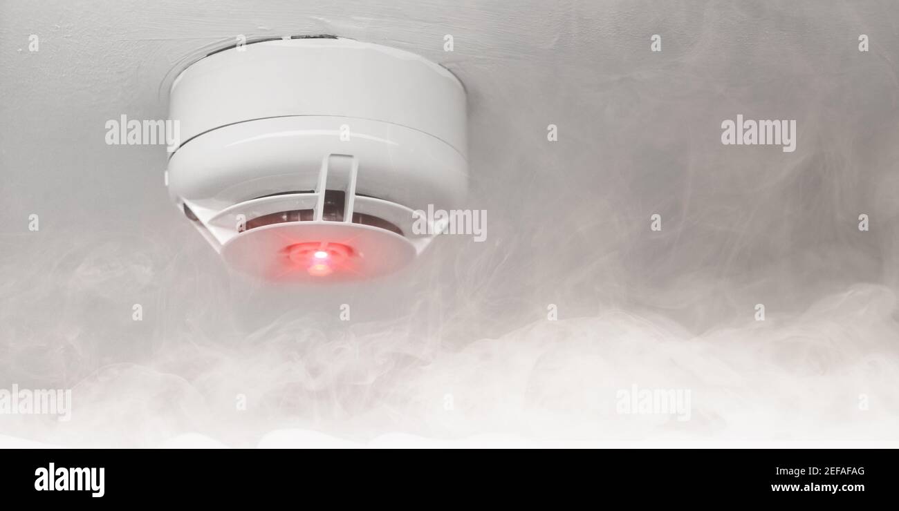 Rilevatore di fumo in caso di allarme incendio AS un'avvertenza di protezione antincendio con un segnale luminoso in caso di fumo Foto Stock
