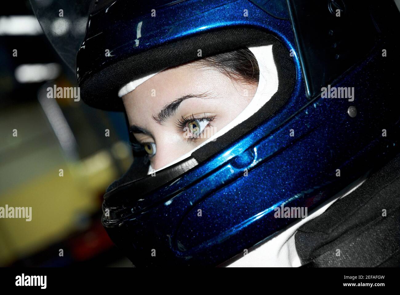 Primo piano di un pilota di auto da corsa femminile che indossa un  incidente casco Foto stock - Alamy