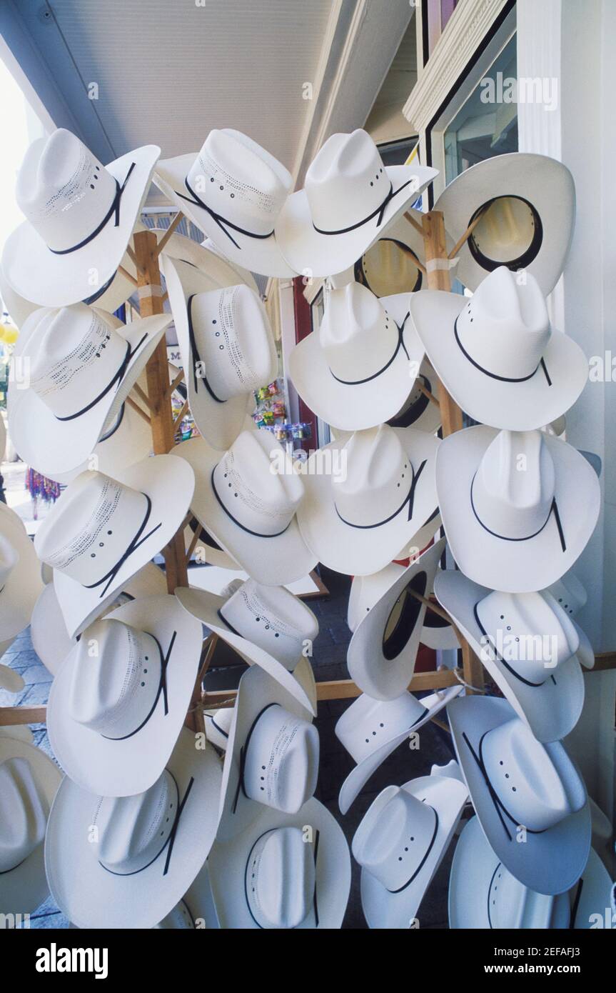 Cappelli Cowboy appesi in un negozio di cappelli, Texas, Stati Uniti Foto Stock