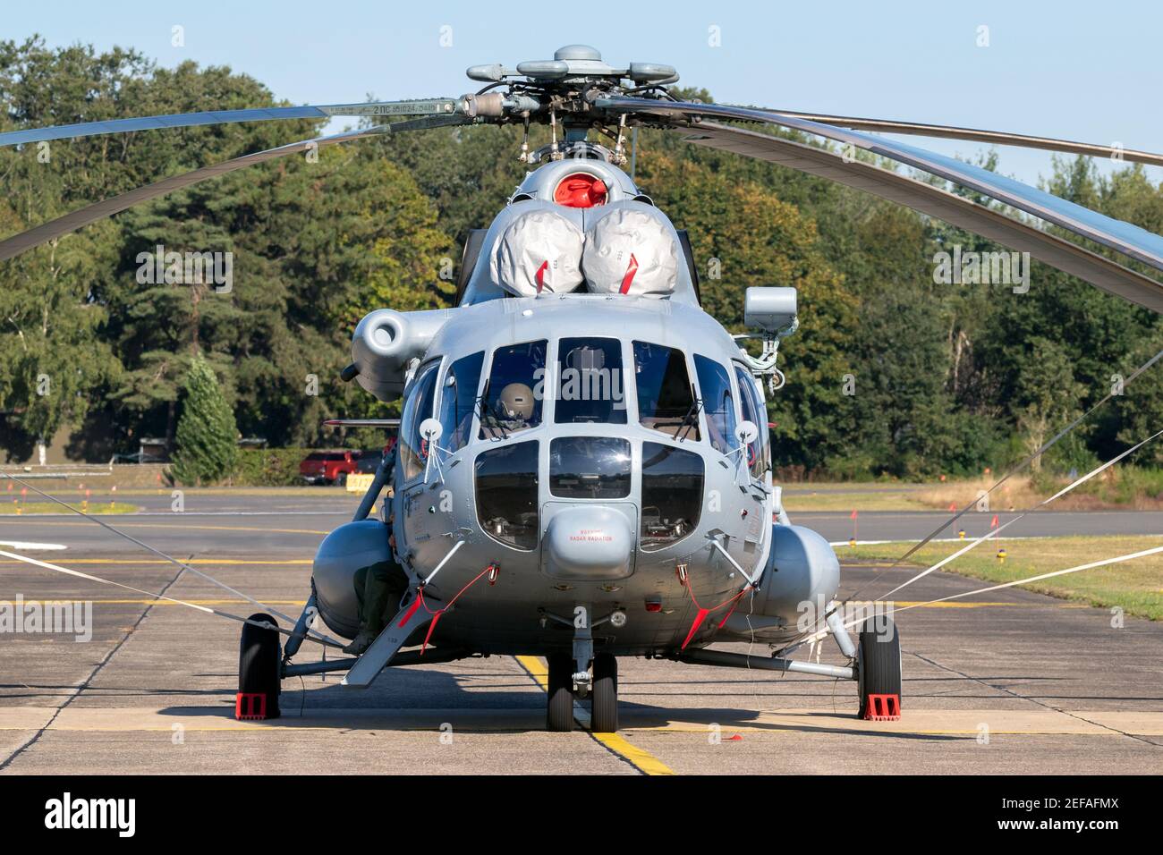 L'Aeronautica Croata mi-171Sh trasporta un elicottero sul asfalto della base aerea Kleine-Brogel. Belgio - 14 settembre 2019. Foto Stock