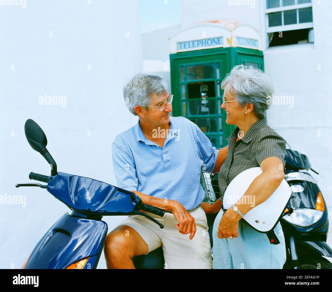 Primo piano di una coppia anziana che si guarda l'un l'altro e sorridente, Bermuda Foto Stock