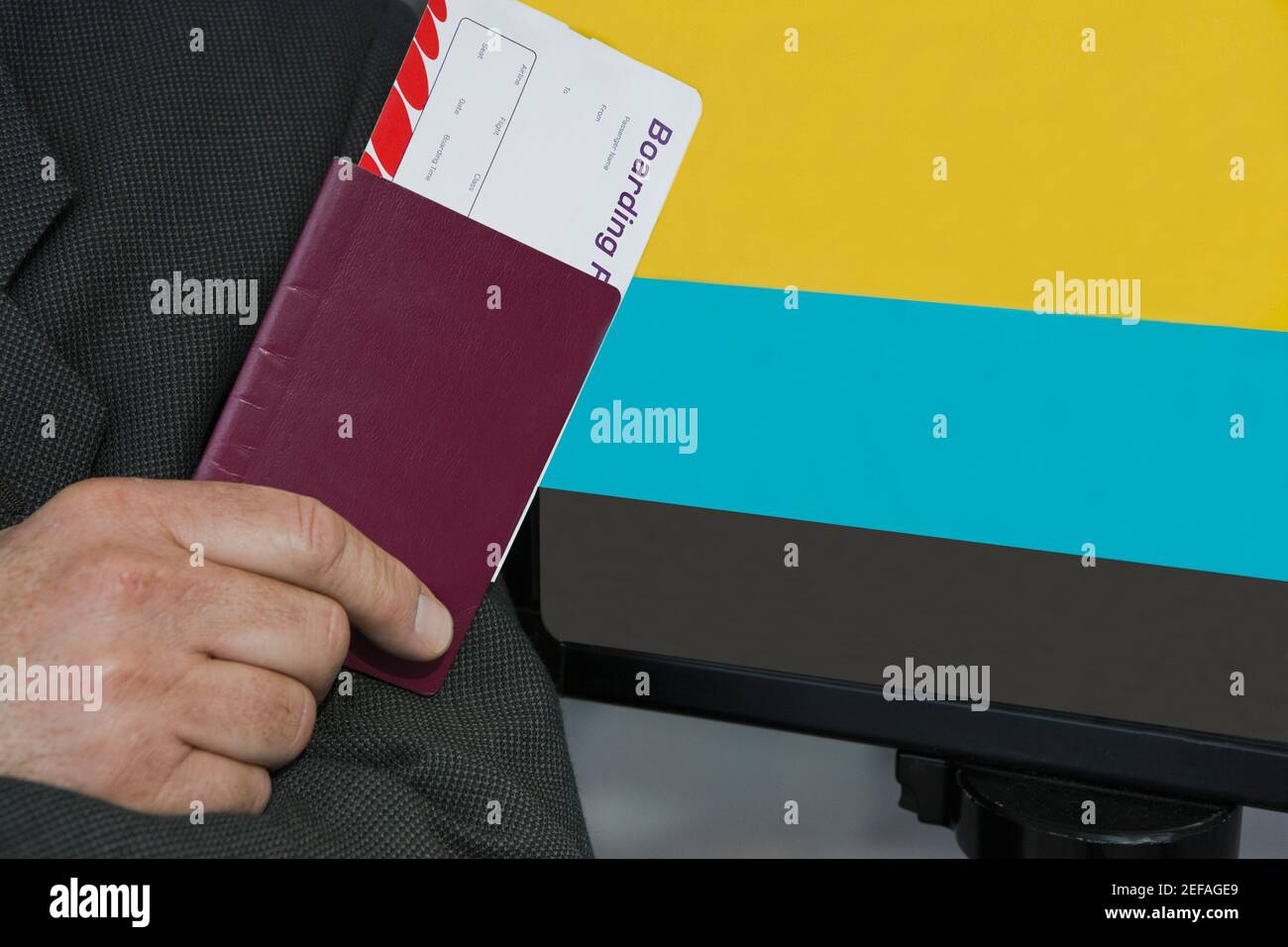 Close up di una mano di businessmanÅ½s che tiene un passaporto con un biglietto aereo Foto Stock